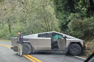 Tesla-Cybertruck-crash-California