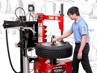 technician-using-tire-changer