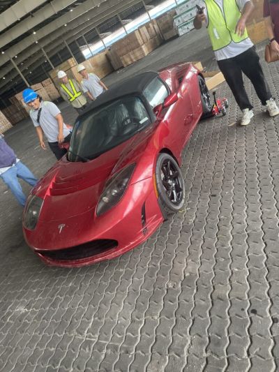 tesla-roadster-abandoned-crate-china