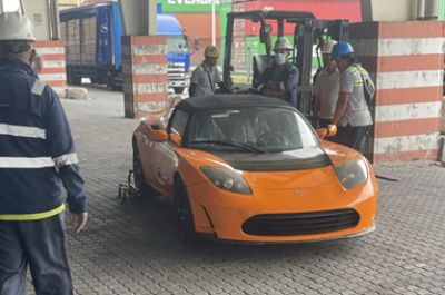 tesla-roadster-removed-china-abandoned-crate_3_web